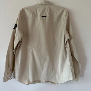 Ny Calvin Klein overshirt  - Beige storlek L, oanvänd prislapp kvar inköps pris 1099kr.