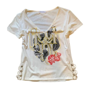 Tshirt med tryck  - Så unik och cool tshirt med tryck och andra detaljer🤩 Står L/XL på lappen men den sitter som en S eller liten M så tror inte de stämmer. Kan skicka mått om de önskas! Skriv privat vid intresse o frågor🌟🌟🌟