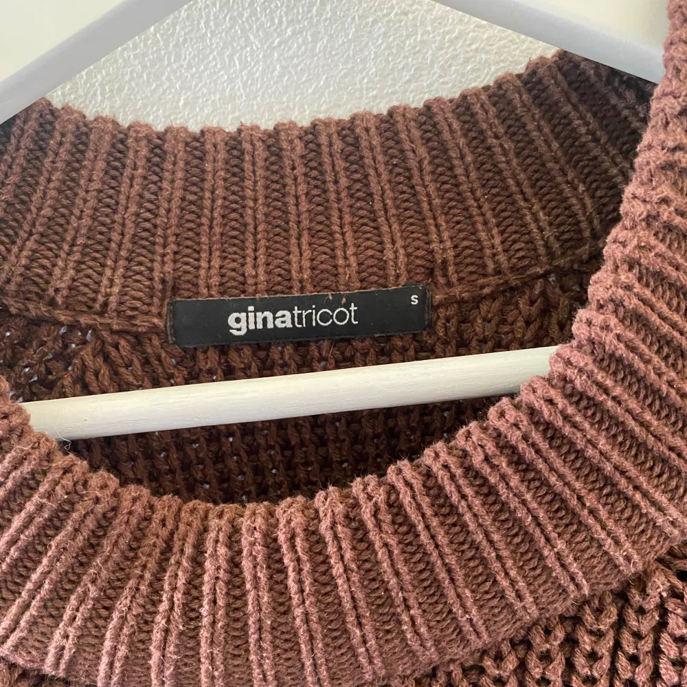 säljer denna tjocka stickade tröjan från ginatricot i storlek S. det finns ett litet hål i ena armen på tröjan, men det syns knappt💞. Stickat.