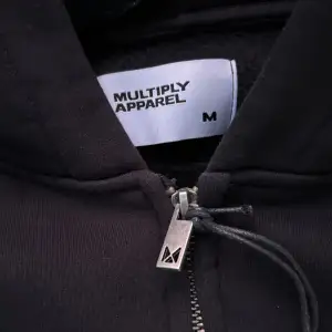 Zip-up hoodie från Multiply Apparel i storlek M. Använd kanske två gånger då de inte riktigt är min stil längre. Köptes för 800 