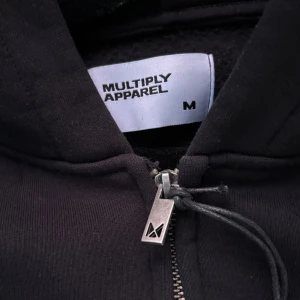 Kofta med tryck  - Zip-up hoodie från Multiply Apparel i storlek M. Använd kanske två gånger då de inte riktigt är min stil längre. Köptes för 800 