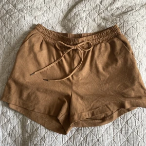 Mocka shorts H&M - Snygga short av mockaimitation från h&m. Använda endast 1 gång! Supersnygga till sommaren! 