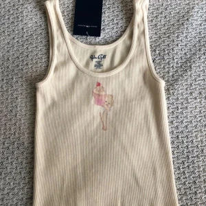 Brandy Melville sheena cupcake tank - Söt linne från Brandy Melville 🤍 One Size, jag brukar ha S och den passar mig 🤍 I nyskick, bara testad. Postar jättesnabbt, samma dag du köper!!
