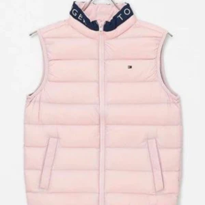 Tommy Hilfiger väst NY  - Ca 12-14 år, köpt på Zalndo