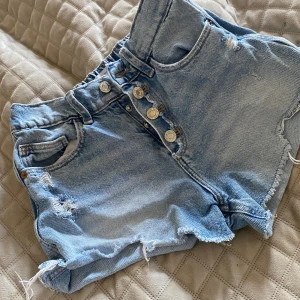 Säljer dessa jättesnygga shortsen!💓💓 Andvände de väldigt mycket i somras så de är därför priset är ganska lågt!💓💓💓 - Jättefina till sommaren💓☀️
