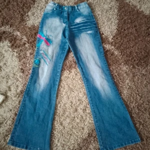 Jeans - Säljer dessa supercoola jeans som tyvärr inte passade mig. Jag sprättade upp en söm som ni ser på andra bilden och även kanten där nere. Storlek 24 och passar någon som är ca 160. Jag säljer de billigt för att jag behöver plats i garderob💕💕