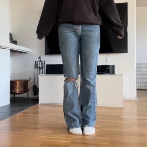 Snygga blåa jeans - Ett par blåa jens från Gina Tricot i storlek 36, säljes då de inte längre kommer till användning!  Skriv för mer bilder, köparen står för frakt 😇 Pris kan diskuteras! 