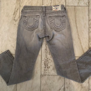 True Relegion jeans - Säljer mina lågmidjade true religion jeans i modellen straight . Storlek 25. Ett litet hål på knät varav priset ❤️❤️❤️