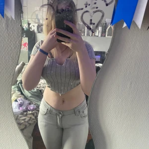 Säljer lågmidjade jeans stl 170 - Säljer dessa Jeans då dem är för små för mig i låren. Lågmidjade jeans jag köpte från gekås Ullared för ca 2 år sen. Sitter super fint  Rök och djurfritt hem