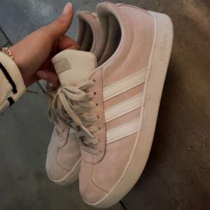 Jättesnygga ljusrosa adidas skor i bra skick, tvättas självklart upp innan de postas. Storlek 36. Säljs pågrund av att de blivit för små🥰