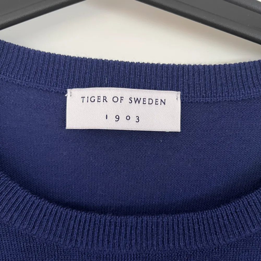 Säker denna stickade tiger of Sweden tröja eftersom även den bara ligger i garderoben. Skicket är 10/10, tröjan är endast testad. Ny pris på denna modell ligger på 1599:-. De är bara skriva om ni har någon fråga.. Stickat.