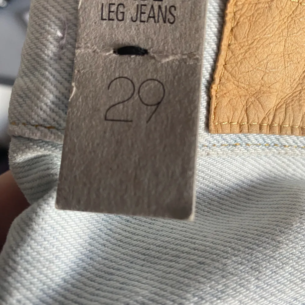 Säljer ett par Wide leg jeans från junkyard då dom tyvärr är för stora för mej men dem är annars fina, haft dem sen jul 2022 men bara testat dem, dem har råkat få en liten fläck som inte försvinner därmed avdrag på priset😊helt rökfritt och djurfritt. Jeans & Byxor.
