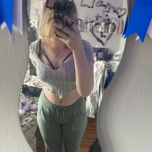 Säljer tröja från shein stl S - Hej! Säljer denna tröja från shein, då jag int använder den. Den är i super skick å är jätte skön i materialet. Frakt tillkommer å den står köparen för . Djur och rökfritt hem