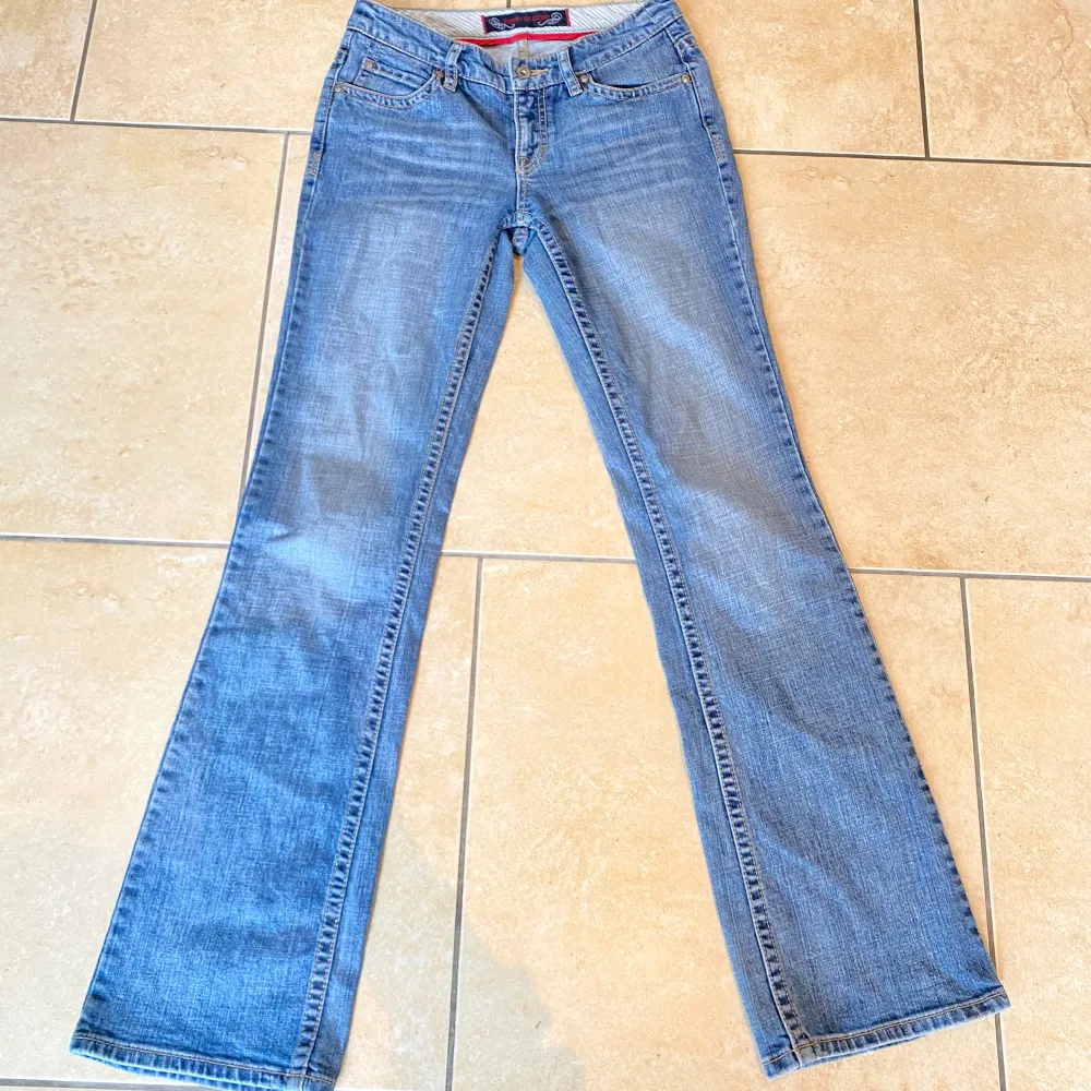Jättefina lågmidjade bootcut vintage jeans från esprit säljer då de inte kommit till användning.  Midjemått: 72,5cm Innerbenslängd: 81cm Pris kan diskuteras vid snabb affär💕💕. Jeans & Byxor.
