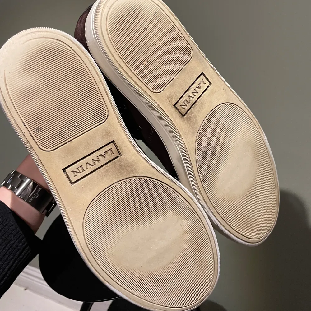 Hej! Säljer nu dessa super eftertraktade lanvin skor. Skorna är i superfint skick 8,5/10. (En liten defekt) Med skorna medföljer dustbag . Skor.