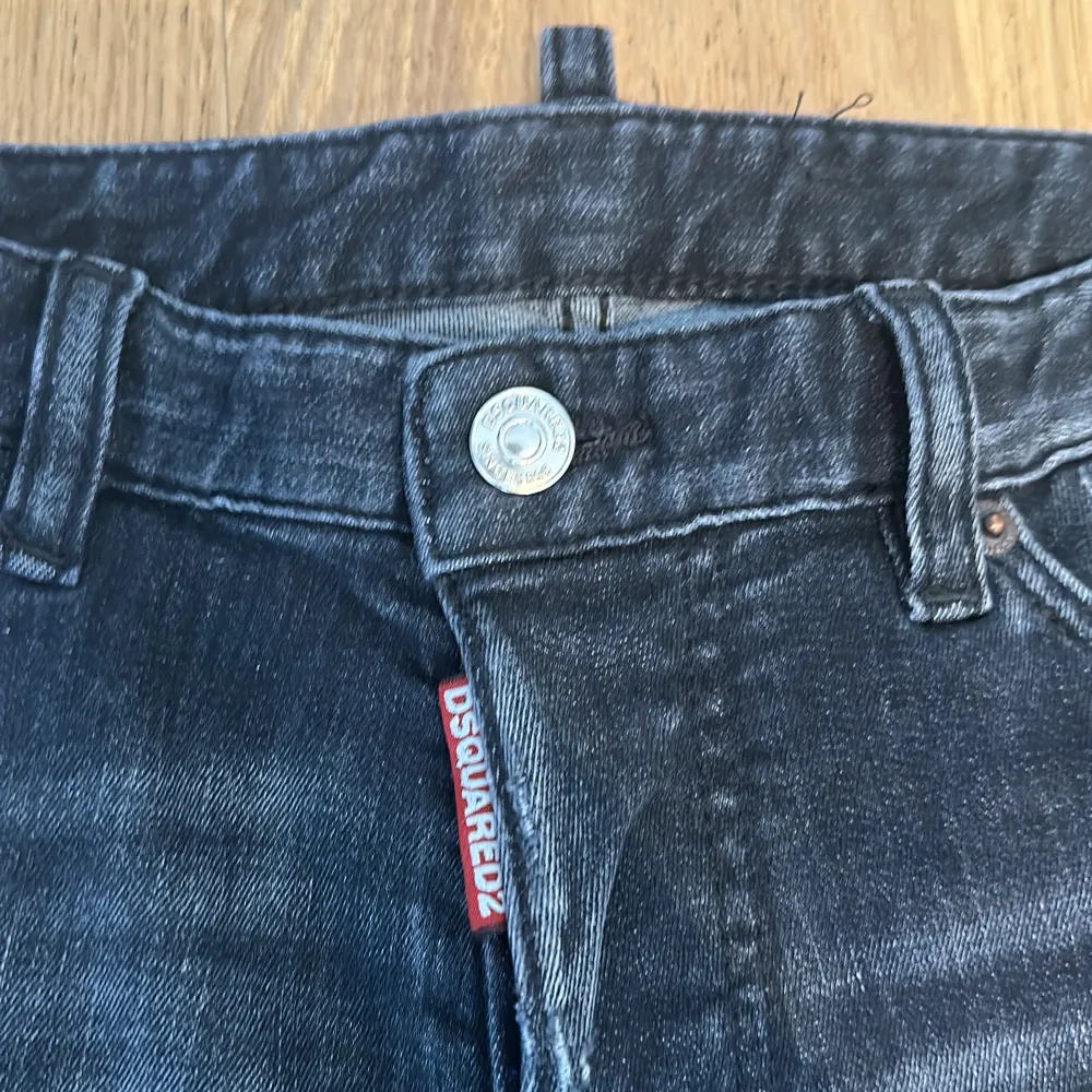 Säljer mina dsquared jeans som är äkta köpta från zalando för ett tag sen endast   använda några gånger vill sälja dem då de ej är min stil längre. PRIS KAN SÄNKAS VID SNABB AFFÄR . Jeans & Byxor.