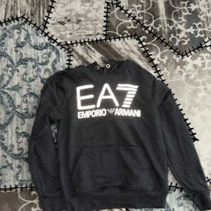 ea7 armani hoodie - bra i skick, knappt använt. stl M
