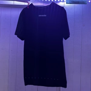 Off white t-shirt - Unik Off white t-shirt i storlek M. Den är köpt på New York på en secondhand märkesklädsbutik. Tyvärr ingår inget. Pris kan diskuteras vid snabb affär. 