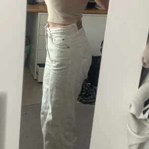Vita jeans  - Knappat använda jeans från lager 157 