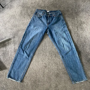 Grunt jeans  - Ett par grunt jeans knappt använda, skick 9/10 storlek 28 sitter bra på mig som är 172 cm men man kan va kortare eller lite längre och dem skulle fortfarande sitta bra 😁