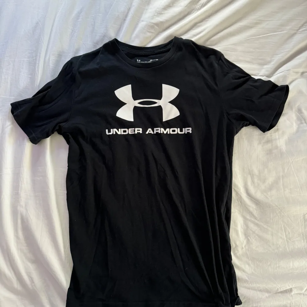 En Under Armour tröja i hyfsat skick. T-shirts.