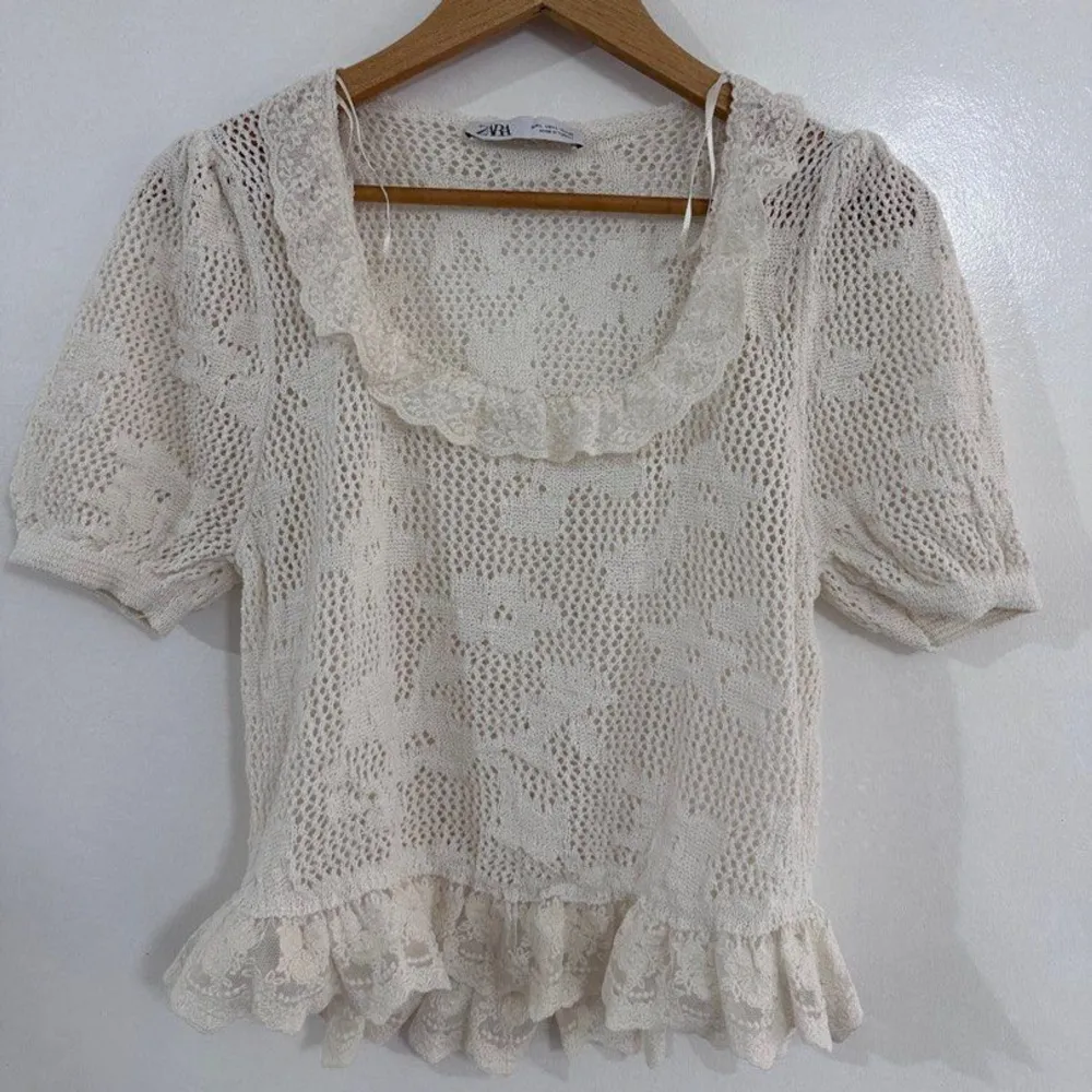(lånad bild) zara somrig beige blus med volanger, i nyskick . Puserot.