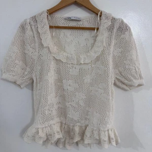 Zara beige volangblus  - (lånad bild) zara somrig beige blus med volanger, i nyskick 