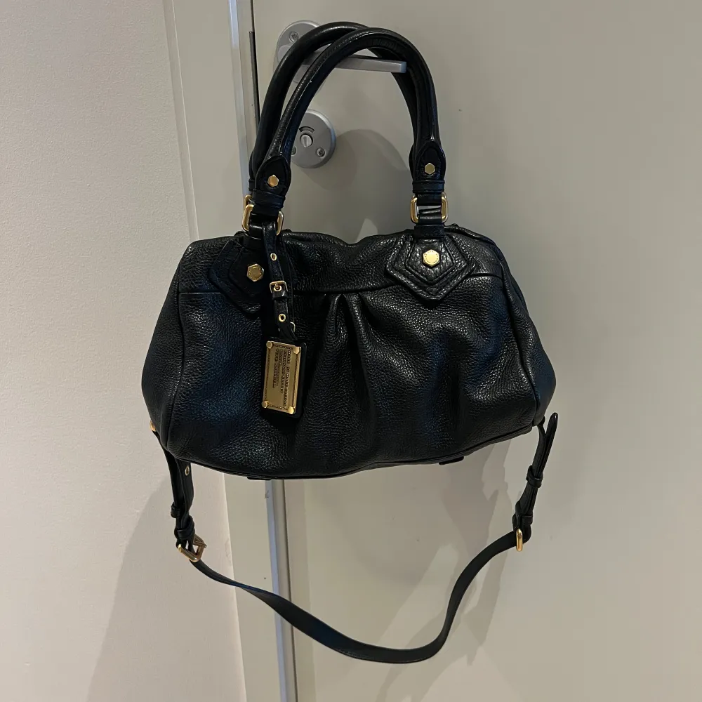 Säljer denna populära Marc Jacobs väska i mini modellen🔥 Väskan är vintage men fortfarande i ny skick utan slitage och det är av att väskan är gjort av äkta läder🩷 Skriv privat vid lilla minsta funderingar 😇. Väskor.