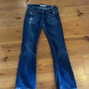 Säljer min mek demin jeans. Köpt från Plick från början men säljer på grund av att de är för små. Köpet sker via swish. Tryck inte på köp nu🩷 - Har haft de i ungefär ett halvår men de endast använda ett få tal gånger. Betalningen sker via swish så tryck inte på betala nu. Jag står inte för om de skulle försvinna i posten. 