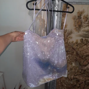 Glittrig topp - Drömmig glittrig topp med paljetter, helt ny med prislappen kvar, strl S💜💫