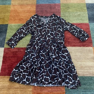 Klänning - En fin klänning med ett unikt mönster i perfekt skick då den inte vart använd. Skriv privat för mer info 