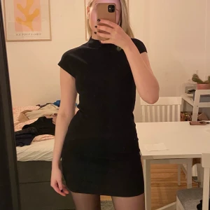 Svart klänning  - Klänning från Zara i storlek M. Så fin och sitter jättefint på. Endast använd ett fåtal gånger🖤