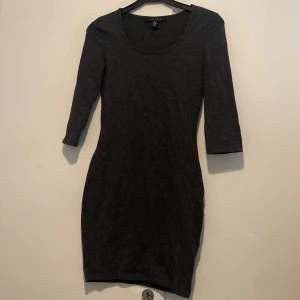 Kort klänning - Jätte fin bodycon klänning i så skönt material 😍🤍 färgen är mörk grå syns dock lite dåligt på bild