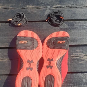 Basketskor - storlek 41 - Köpte skorna under covid nedstängning och han inte anvönda de innann jag växte ur de.