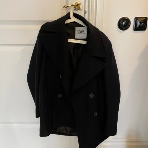 Kappa Zara  - En Skepparkavaj/ kappa från Zara inköpt förra året, för ca 2300kr. I ull material. Sjukt fin men har tyvärr plats för den längre, bra fina knappar och reserv knapp. Den är väldigt mörkt blå, kan leta upp modell bild från hemsidan också!! Prutbart.