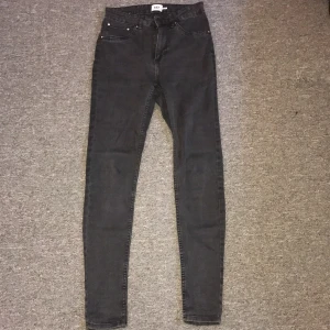 skiny jeans  - svarta skiny jeans från lager 157