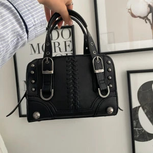 Zara vädka - Säljer denna snygga väskan som är ifrån zara, kommer tyvärr inte till någon användning❤️Den är o väldigt bra skick, en ficka innanpå väskan och ett lång band tillkommer!❤️Om ni har frågor eller vill diskutera pris kan ni skriva till mig!