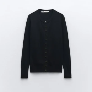 Zara stickad cardigan med knappar  - Svart stickad cardigan med guldknappar från zara. En av knapparna saknas, annars i nyskick. 