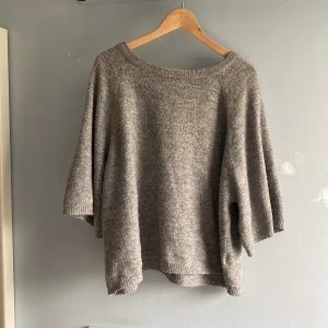 kortärmad stickad  - Jätte fin kortärmad stuckad tröja ifrån lager 157, jag är vanligtvis en strl S men den passar mig bra. den ändvänds inte så mycket längre vilket är anledningen till att jag säljer den, priset kan självklart  diskuteras