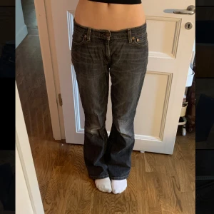 Levi’s jeans - Midrise lite baggy gråa jeans från Levi’s :) Innerbenslängden är 80cm o midjan tvärs över är 38cm 🙌🏻 Levi’s-lappen och ena fickan är lite trasiga som man ser på sista  bilden men annars är dom i bra skick❤️