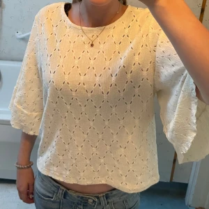 söt tröja - söt ”ovesized” t-shirt ifrån pieces💗 ganska luftig och skön, fint skick. storlek M men funkar på mig som brukar ha XS-S! pris kan diskuteras.💓