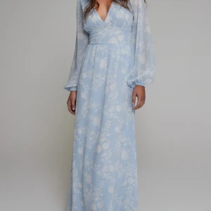 Lång klänning  - Använd endast en gång, köpt för 799kr. 