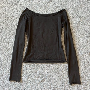 Off-shoulder tröja  - Fin brun off-shoulder tröja från Brandy Melville! Den har hål för tummen i ärmarna som klipptes för längesen🙌🏼 