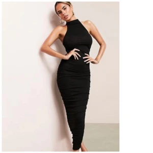 Svart midiklänning ASOS - Svart skitsnygg midiklänning från asos. Scrunch på sidorna och på rumpan så sitter så smickrande på kroppen. Använd 2 gånger