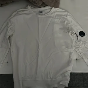 Cp Company tröja - Säljer min fina cp company tröja. Tröjan är i jätte fint skick utan några fläckar. Den passar ungefär xs 
