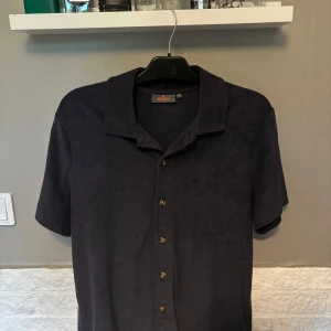 Morris terry shirt - Tja! Säljer denna riktigt feta frotté tröjan från Morris. Har använt den 1 gång men är för står på mig! Därför säljer jag den. Fick den i julklapp så den har bara legat i garderoben! Den är perfekt nu till sommaren.Skriv om ni har någon fråga!
