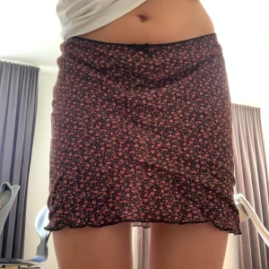 Blommig kjol - Söt kjol från brandy Melville. Använd fåtal gånger och i bra skick. Med spetsdetaljer och rosett.