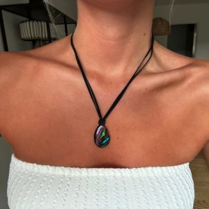 Glas halsband - Halsband med en glaskonst ”sten” och svarta läderband. Banden knyter du själv beroende på hur lång du vill ha den. 