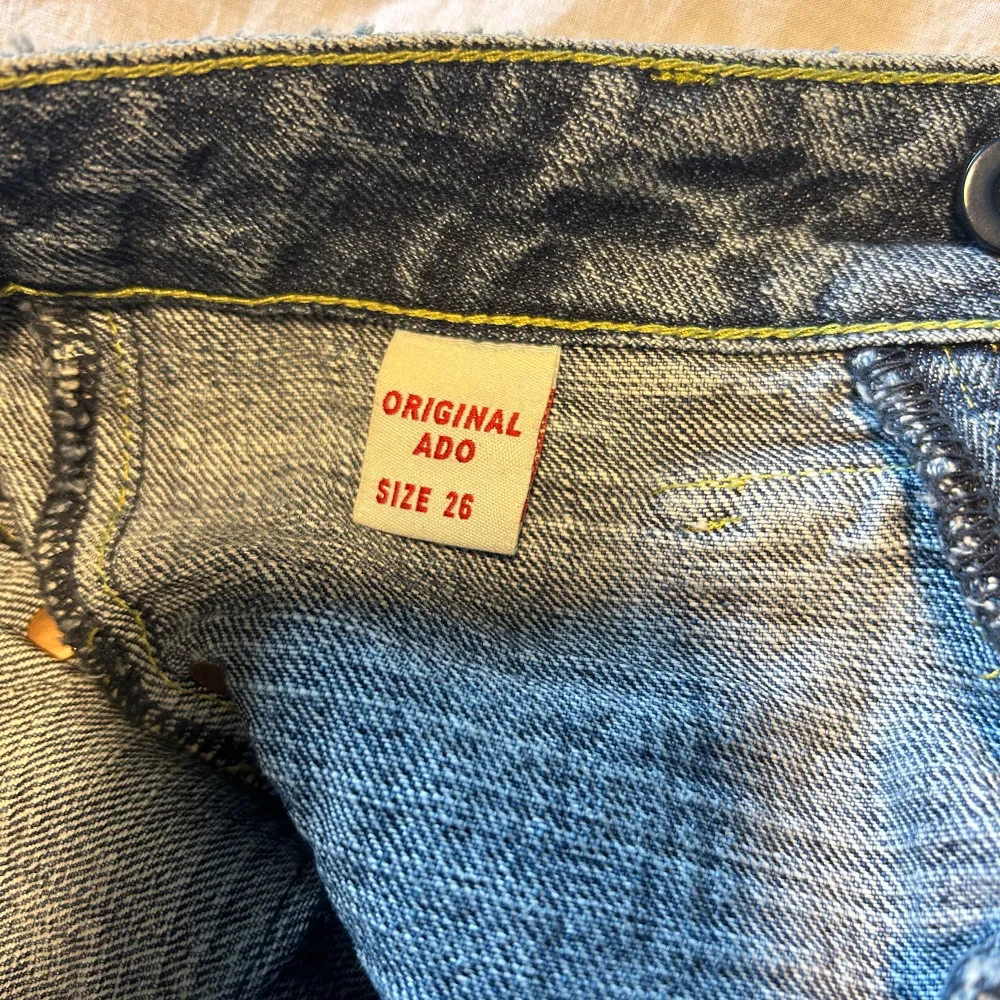 Super fina jeans ifrån Original ado Storlek 26 skulle säga det de är i xs Skriv för mått❤️ . Jeans & Byxor.