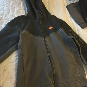 Nike tech fleece svart/grå - Nike tech fleece hoodie Knappt använd, bra skick. Köpt 2022. Storlek M